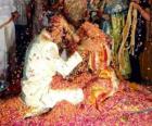 Жених и невеста на свадьбе или брак следующие индуистской традиции